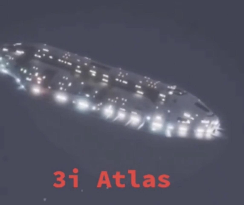 3I/ATLAS — แขกลึกลับจากอีกฟากกาแล็กซี กลางปี 2025 มนุษย์เราได้รับ “จดหมายลึกลับจากอวกาศ” — ไม่ใช่ข้อความ ไม่ใช่สัญญาณวิทยุ แต่เป็นวัตถุจริง ๆ ที่กำลังพุ่งทะยานเข้ามาในระบบสุริยะของเราอย่างรวดเร็ว วัตถุดวงนี้มีชื่อว่า 3I/ATLAS และมันไม่ใช่ดาวหางธรรมดาเลย เพราะมันไม่ได้มาจากที่นี่… แต่มาจาก นอกระบบสุริยะของเราโดยสมบูรณ์ นักดาราศาสตร์จากโครงการ ATLAS ที่ชิลีเป็นกลุ่มแรกที่สังเกตเห็นมัน ขณะที่มันเคลื่อนตัวเข้ามาด้วยความเร็วมหาศาลกว่า สองแสนกิโลเมตรต่อชั่วโมง และในเวลาไม่นาน ทุกหอดูดาวทั่วโลกก็เริ่มหันกล้องไปที่ “แขกจากต่างระบบ” ดวงนี้ เพราะข้อมูลเบื้องต้นชี้ชัดว่ามันมีวงโคจรแปลกประหลาดเกินจะเชื่อ — เส้นทางของมันเป็น ไฮเปอร์โบลา ซึ่งหมายความว่ามันไม่ได้หมุนรอบดวงอาทิตย์เหมือนดาวเคราะห์ทั่วไป แต่มันเพียง “ผ่านเข้ามา” แล้วจะจากไปตลอดกาล