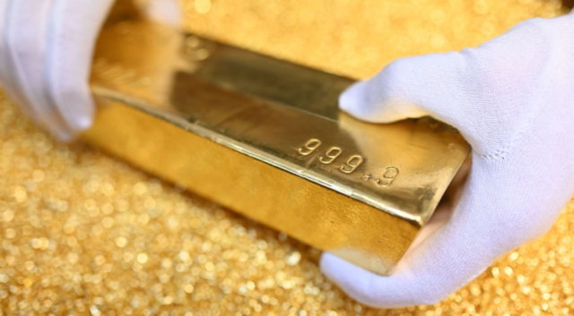 the-price-of-a-bar-of-gold-is-worth-a-million-dollars-for-the-first-time-thanks-to-soaring-prices-for-the-precious-metal