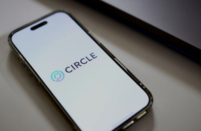 Circle, Backers Seek $896 Million After Boosting IPO Size Circle Internet Group Inc. and its shareholders have increased the size and price of the company’s initial public offering, suggesting strong investor demand for the stock. The company and some of its backers are now offering 32 million shares at a price range of $27 to $28 a pop, according to a filing Monday with the US Securities and Exchange Commission. Circle and the selling shareholders were previously offering 24 million shares at a range of $24 to $26 each. The offering had received orders for multiple times the shares available, Bloomberg News reported last week.