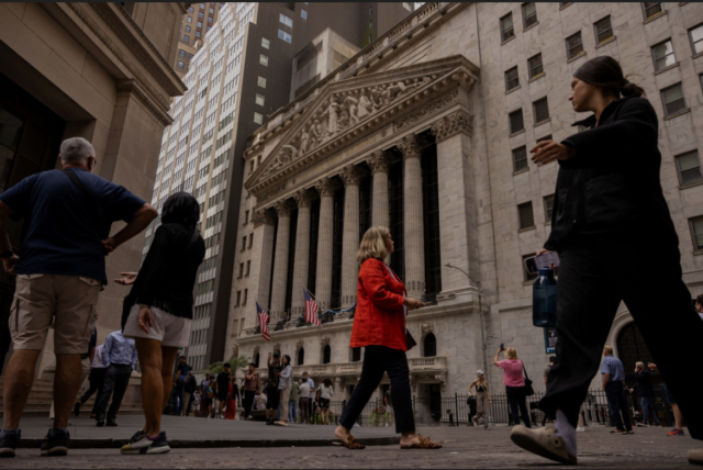 China Credit ETFs to Almost Double as Funds Rush to Tech Bonds The number of corporate bond exchange-traded funds in China is set to almost double to 21 as a growing number of money managers draw up strategies to invest in the fledgling tech-related bond market. Ten Chinese firms including E Fund Management Co., China Southern Asset Management Co. and Invesco Great Wall Fund Management Co., have submitted applications to the securities regulator to set up ETFs that will invest in notes that fund technology businesses, state media reported last week. Brokerage Huaxi Securities Co. says there are currently 11 corporate bond ETFs in China.