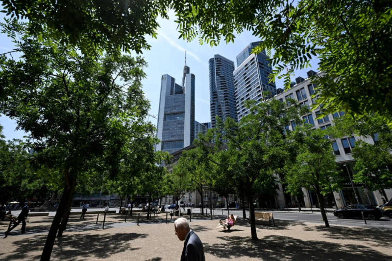 Commerzbank Plans to Sell SRT Tied to €2 Billion of Loans Commerzbank AG plans to sell a significant risk transfer tied to a portfolio of corporate loans, according to people familiar with the matter, as the German lender moves to free up capital to fend off a potential takeover bid from UniCredit SpA. Frankfurt-based Commerzbank aims to issue an SRT tied to €2 billion ($2.4 billion) of loans, according to the people, who asked not to be named. The size of the SRT would be around 6.9% of the reference portfolio or about €140 million, they added. A representative for Commerzbank declined to comment.