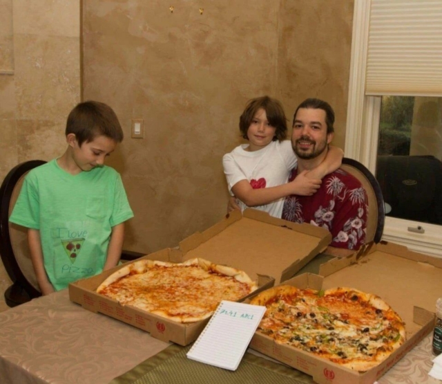 HISTORY: 15 years ago today, Laszlo Hanyecz made the first Bitcoin transaction to buy two Papa John's pizzas for 10,000 $BTC worth $40 at that time. That would have been worth over $1.1B today. Happy Bitcoin Pizza Day!