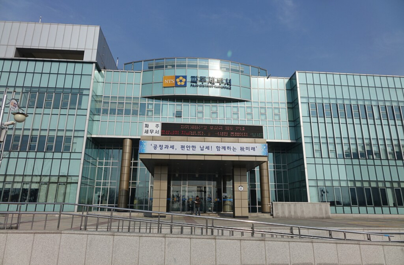 S Korean Tax Agency: Pay Your Bills or We’ll Take Your Crypto Cold Wallets Officers warn crypto holders they have the power to visit homes to search for self-custody coins The South Korean tax agency has told crypto holders that officers will visit their homes to seize cold wallets if they fail to pay their tax bills. The South Korean newspaper Hankook Ilbo reported that the comments came from the National Tax Service (NTS) on October 9 South Korean Tax Agency: We Can Confiscate Your Cold Wallet Tax bodies around the country have already launched crackdowns on local tax evaders that hold crypto wallets on domestic trading platforms. In recent weeks, city authorities have expanded these to cover people who fail to pay water bills and traffic fines. But the NTS’ warning shows that the agency is aware that many crypto holders keep their coins offline, using self-custody solutions. An agency spokesperson said: “We can now monitor a non-compliant taxpayer’s crypto transaction history using [blockchain protocol] tracking programs. And if we suspect they are hiding their coins offline, we can conduct searches at their homes, confiscating [hard drives or PCs].” However, one notable blind spot appears to be standing in the NTS’ path. The newspaper wrote: “Problems occur in cases where non-compliant taxpayers use overseas crypto exchanges. Since domestic law does not apply overseas, the [NTS] must rely on the cooperation of foreign governments to determine the nature of a delinquent taxpayer’s assets.” And while the Multilateral Tax Administration Cooperation Agreement allows Seoul to work with 74 nations on tax collection matters, this may not be enough. South Korea has no such agreements with the United States, nor with nations like China or Russia. And there is evidence to suggest that an increasing number of South Korean crypto traders are shunning domestic platforms in favor of foreign or decentralized alternatives. Data from the Financial Supervisory Service (FSS), one of the country’s top financial regulators, shows that as of the first half of this year, the amount of crypto transferred from domestic exchanges to overseas firms or individual wallets amounted to 78.9 trillion won ($55.6 billion). How Does The NTS Seize Crypto from Domestic Exchange Wallets? Under the terms of the National Tax Collection Act, the tax agency can impose “right to question and inspect” orders on individual accounts. The NTS usually issues these orders to exchanges in habitual non-payment cases, particularly if suspected tax evaders claim they cannot afford to pay their outstanding bills. If the NTS’ probes confirm that the individual holds crypto, the exchange responds by suspending their wallets. All coins in the account are then transferred to the NTS’ own wallets. Some local tax bodies then give crypto holders ultimatums, warning them that the tax agency will liquidate the tokens if the holders do not settle their tax bills. If they fail to respond, the agency immediately sells the crypto for fiat “at market price.” According to NTS data submitted to the offices of the Democratic Party lawmaker Kim Young-jin, the tax service “has seized and collected virtual assets from 14,140 delinquent taxpayers over the past four years.” This has seen the NTS and its regional affiliates liquidate 146.1 billion won ($103 million) worth of crypto in the same period.