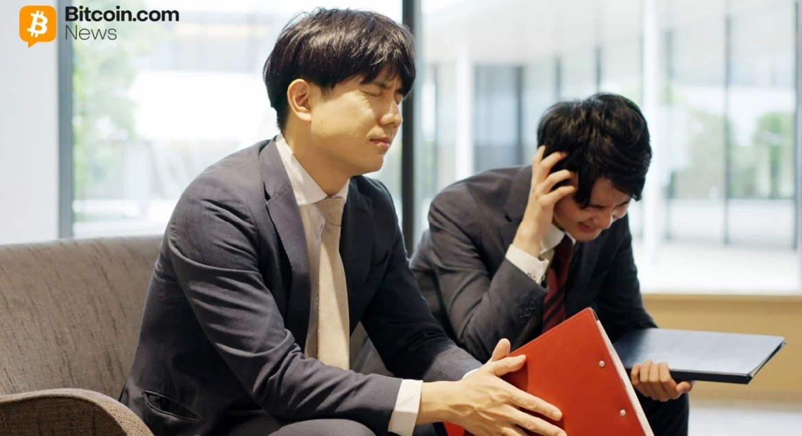 bitcoin-ether-etfs-extend-losing-streak-as-solana-etfs-hold-firm-bitcoin-slipped-under-the-93000-mark-sunday-for-the-first-time-since-may-stamping-in-a-bearish-death-cross-and-dragging-its-losing