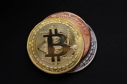 CMC News: Coinbase CEO Brian Armstrong has cautioned that $BTC could replace the U.S. dollar as the global reserve currency if Congress fails to address America's $37 trillion debt crisis.