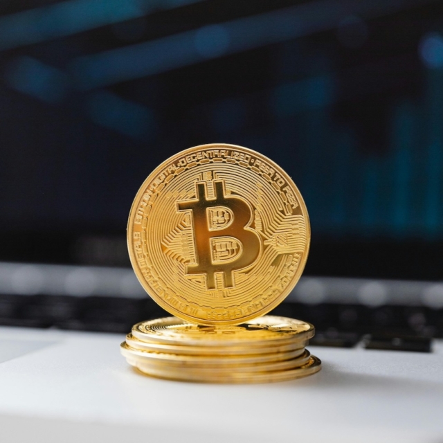 Glassnode co-founder Rafael Schultze-Kraft puts Bitcoin’s high-probability bottom range at $46,000–$54,000, with BTC below the median holder’s breakeven for the first time since Dec. 2022.