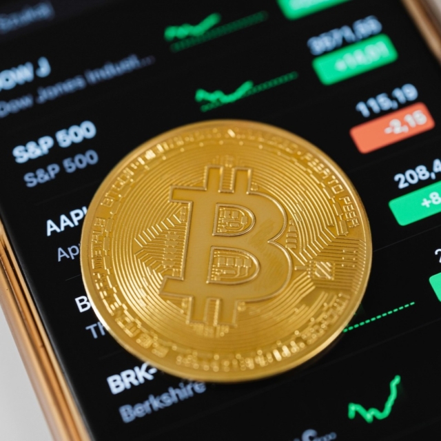Glassnode data shows 1.05M BTC held by long-term holders at $83K–$86K forming a supply wall, while 1.44M BTC at $62K–$65K is providing support below.
