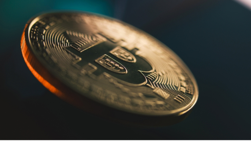 ビットコイン爆買い止まらず、メタプラネットのBTC保有量が国家規模に ビットコイン爆買い止まらず、メタプラネットのBTC保有量が国家規模に 株式会社メタプラネットが、ビットコイン（BTC）の追加購入を実施したことを発表しました。今回の購入により、同社のビットコイン総保有量は国の保有量をも上回る規模に達しています。 新たに取得されたのは1,088BTCで、1BTCあたりの平均購入価格は約10万8,072ドルでした。この追加投資により、メタプラネットのビットコイン総保有量は8,888BTCとなり累積投資額は約8億5,100万ドルに達しました。 この総保有量は、ビットコインへの積極的な投資を行っていることで知られるエルサルバドルの保有量6,195.18BTCを大きく上回るものです。 同社はビットコインの保有ペースを加速させています。5月29日時点での保有量は6,796BTCでしたが、そこから約1週間という短期間で2,092BTCを積み増した形となります。 メタプラネットは米国のマイクロストラテジー社と同様に、財務戦略の柱としてビットコインを積極的に購入する方針を掲げています。その姿勢から「日本のマイクロストラテジー」とも称されており、今回の追加購入はその戦略を改めて明確に示す動きとなりました。 国内仮想通貨取引所「OKJ」は、毎日・毎週・隔週・毎月のいずれかのプランで1,000円～200,000円からビットコイン (BTC) の積立購入サービスを提供しています。時間がなく忙しいあなたでもビットコインの投資が行えます。 現在、OKJの口座開設者は1,000円分のビットコインがもらえる限定キャンペーンが実施中。すでにほかの取引所の口座を持っている方もぜひ登録しておきましょう。