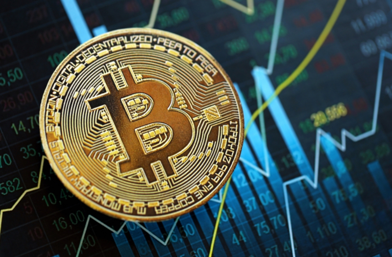 ビットコインの底値は4万8000ドル？重要長期指標が過去最高を更新 暗号資産市場で重要な長期指標とされるビットコイン（BTC）の200週移動平均線が、史上初めて48,000ドルを突破しました。この移動平均線は過去に価格の強力な下値支持線として機能してきた歴史があるため、市場ではビットコイン価格の最終的な下限が新たな水準に切り上がったとの見方が広がっています。 この動向はブロックストリーム（Blockstream）社のCEOであるアダム・バック氏によって指摘されました。200週移動平均線は、短期的な価格変動の影響を排除し長期的な価格トレンドを把握するために広く利用されるテクニカル指標です。 歴史的に200週移動平均線は市場の大きな下落局面でサポートレベルとして機能する傾向があります。過去には2020年3月に起きた市場の暴落時など、価格がこの水準を下回った事例も存在します。しかし、そのような下落は極めて短期間で終わり後から見れば絶好の購入機会であったと認識されています。このため多くの市場参加者はこの移動平均線をビットコイン価格の究極的な下限線と見なしています。 ビットコインは5月下旬に112,000ドルという史上最高値を記録しましたが、その後は利益確定の売りに押され価格が一部下落しています。このような状況下で長期的なサポートラインが上昇を続けていることは、今後の価格動向に影響を与えるかもしれません。 国内仮想通貨取引所「OKJ」は、毎日・毎週・隔週・毎月のいずれかのプランで1,000円～200,000円からビットコイン (BTC) の積立購入サービスを提供しています。時間がなく忙しいあなたでもビットコインの投資が行えます。 現在、OKJの口座開設者は1,000円分のビットコインがもらえる限定キャンペーンが実施中。すでにほかの取引所の口座を持っている方もぜひ登録しておきましょう。