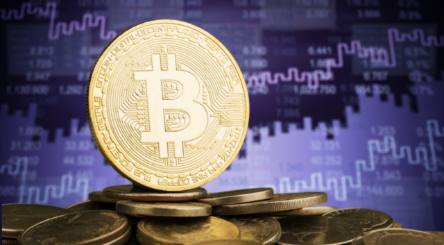 【今日の暗号資産ニュース】取引所流入ビットコインが減少、EUがステーブルコイン規制を緩和 6月26日、ビットコイン（BTC）の価格は107,400ドル前後で推移しており、イーサリアム（ETH）は約2,450ドル、ソラナ（SOL）は約143ドルで取引されています。世界の暗号資産時価総額は3.41兆ドルで、ビットコインのドミナンス（市場占有率）は約65.6%となっています。 本日注目の銘柄・プロジェクト 取引所流入BTCが過去4年で最低 大手暗号資産取引所バイナンスへのビットコイン（BTC）月間流入量が5,700 BTCまで落ち込み、2020年以降の平均である12,000 BTCを大幅に下回りました。この数値は過去4年間で最も低い水準であり投資家の売り圧力が低下していることを示唆しています。 アナリストは、この現象を投資家が売却を控えて暗号資産を長期保有する「ホールディングフェーズ」の兆候だと分析。通常、投資家は売却準備のためにビットコインを取引所へ送金します。そのため流入量の減少は短期的な売り圧力が緩和されていることを意味します。 EUがステーブルコイン規制緩和へ 欧州委員会がEU域外で発行されたステーブルコインの規制を緩和する方針であることが報じられました。この動きにより、USDCやUSDTなどの米ドルに連動するステーブルコインのEU域内での利用が今後拡大する可能性があります。 この方針は、欧州中央銀行（ECB）が示す懸念とは逆の方向を向いています。ECBはかねてより外国製ステーブルコインの普及が金融の安定性や金融主権を損なうリスクがあるとして、規制強化を主張してきました。 しかし欧州委員会は米国などでデジタル資産に関するルール整備が進む中、EUが国際的な競争から取り残されることを警戒。今回の規制緩和の検討は、EUを暗号資産分野における魅力的な市場として維持したいという狙いがあるものと見られます。 米政府、暗号資産のローン利用を正式許可 米連邦住宅金融庁（FHFA）は6月25日、政府系住宅金融機関であるファニーメイ（Fannie Mae）とフレディマック（Freddie Mac）に対し、住宅ローンのリスク評価において暗号資産を適格な準備資産として扱うよう指示する命令を即日発効しました。 FHFAのウィリアン・J・プルテ長官が署名した指示書には、厳格な条件が盛り込まれています。対象となる暗号資産は、米国の規制下にある中央集権型取引所が管理するウォレットに保管されているものに限定。また、市場の価格変動リスクに対応するための軽減策や準備資産に占めるデジタル資産の割合を反映した準備金比率の維持も義務付けられました。 国内仮想通貨取引所「OKJ」は、毎日・毎週・隔週・毎月のいずれかのプランで1,000円～200,000円からビットコイン (BTC) の積立購入サービスを提供しています。時間がなく忙しいあなたでもビットコインの投資が行えます。 現在、OKJの口座開設者は1,000円分のビットコインがもらえる限定キャンペーンが実施中。すでにほかの取引所の口座を持っている方もぜひ登録しておきましょう。