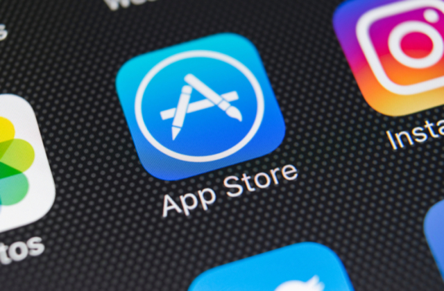 写真1枚が100万ドルに？Moonshot iOSアプリで誰でもミームコインが作成可能に 暗号資産プラットフォームMoonshotは、写真1枚とApple Payでの支払いだけで誰でも簡単にミームコインを作成できる新機能「Moonshot Create」をiOSアプリ向けに発表しました。 この新機能ではユーザーが好きな画像をアップロードしApple Payを通じてネットワークの初期化手数料を支払うだけで、ソラナを基盤とした独自のミームコインを即座に発行できます。 発行されたコインの取引手数料は当初0.5%ですが、「ボンディング」と呼ばれる供給量が確定するイベント後には0.3%に低下します。作成者はボンディング後に発生した取引手数料の最大半分を収益として得られる仕組みです。 さらに発行したコインの時価総額が100万ドルに達しボンディングが完了すると、認証ステータスが付与され数百万人の月間アクティブユーザーを抱えるMoonshotアプリのトップページに掲載される資格を得ます。これによりさらなる流動性と収益の増加が期待できるとしています。 同日には競合のミームコイン発行プラットフォームであるPump.funも、価格が急騰しているトークンを追跡するフィードなどの新機能を盛り込んだアプリの更新を発表。市場の冷え込みとは対照的に、主要プラットフォームはユーザー体験の向上とクリエイター獲得に向けた開発競争を激化させており次のブームに備える動きを見せています。 ビットコイン（$BTC）やミームコインを買うなら「Bitget」 仮想通貨取引所Bitget（ビットゲット）では、$BTCや$PEPEの現物取引やレバレッジ取引が可能となっています。 情報ソース： 免責事項 ・本記事は情報提供のために作成されたものであり、暗号資産や証券その他の金融商品の売買や引受けを勧誘する目的で使用されたり、あるいはそうした取引の勧誘とみなされたり、証券その他の金融商品に関する助言や推奨を構成したりすべきものではありません。 ・本記事に掲載された情報や意見は、当社が信頼できると判断した情報源から入手しておりますが、その正確性、完全性、目的適合性、最新性、真実性等を保証するものではありません。 ・本記事上に掲載又は記載された一切の情報に起因し又は関連して生じた損害又は損失について、当社、筆者、その他の全ての関係者は一切の責任を負いません。暗号資産にはハッキングやその他リスクが伴いますので、ご自身で十分な調査を行った上でのご利用を推奨します。(その他の免責事項はこちら)