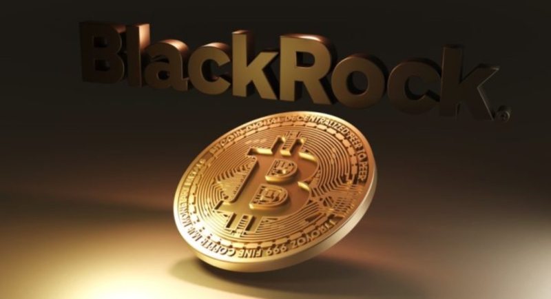 金の再来か？ビットコインETFが脅威の成長を記録 ブラックロック社の現物ビットコイン上場投資信託（ETF）「IBIT」が、運用開始からわずか18ヶ月で同社で3番目に高い収益を上げるETFへと急成長しました。 ブルームバーグのシニアETFアナリスト、エリック・バルチュナス氏が共有したデータによると、IBITの運用資産残高は約760億ドル、経費率は0.25%で、これにより年間収益は推定1億9100万ドルに上ります。これは同社の1,100を超えるETFラインナップの中で、iシェアーズ・ラッセル1000グロースETF（IWF）の約2億1100万ドル、iシェアーズMSCI EAFE ETF（EFA）の約2億700万ドルに次ぐ第3位の規模です。 「米金融政策によってビットコイン強気相場が到来」ヘイズ氏予測 IBITは2024年1月に米国証券取引委員会（SEC）の承認を受け取引が開始されました。取引開始から数日で史上最速となる20億ドルの資金流入を達成し、半年後には運用資産が500億ドルを超えるなど記録的な成長を遂げています。バルチュナス氏は運用開始から1年半のETFとしては「驚異的な統計だ」と評価しています。 この成功はビットコインが伝統的な金融ポートフォリオへ統合されつつある現状を浮き彫りにしています。この流れは過去20年間における金ETFの発展と類似しています。IBITは資産を直接管理する複雑さを伴わない流動性の高い規制された投資手段として、多くのファイナンシャルアドバイザーや機関投資家に採用されています。