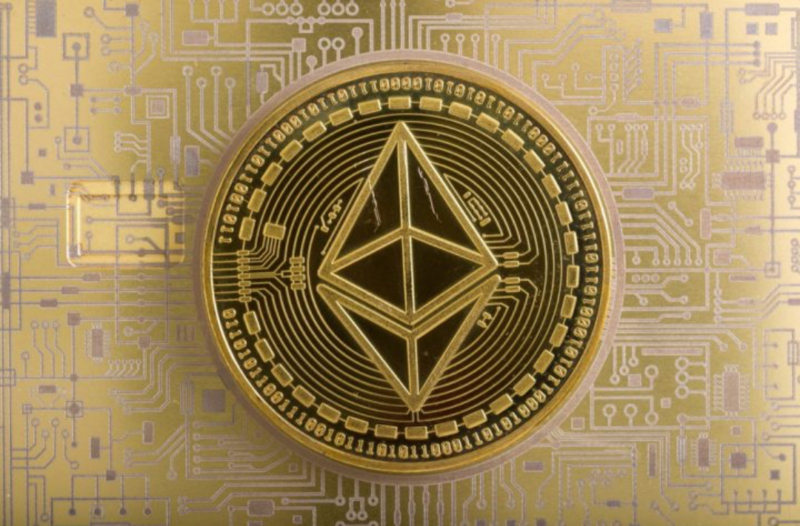 イーサリアム創設者が断言、企業のETH保有が市場を変える 暗号資産イーサリアム（ETH）の共同創設者であるジョー・ルービン氏は、企業がイーサリアムを財務資産として採用する戦略がウォール街の認識を大きく変えるとの見通しを示しました。 ルービン氏は7月8日、CNBCのインタビューに応じ企業によるイーサリアム財務戦略の拡大傾向について見解を語りました。同氏はウォール街が注目するのは収益機会であると指摘し、企業がイーサリアムを保有することはその価値を伝える効果的な物語になると説明しました。 またビットコインが理解しやすい価値提案を持つ一方で、イーサリアムは過去10年間将来のWeb3への移行を見据えてスケーラブルなインフラ構築に注力してきたと対比しました。 ルービン氏は企業による財務戦略がイーサリアムの現在の需給不均衡を解決する上で有効な手段だと考えています。企業が財務資産としてイーサリアムを保有するビジネスモデルは、今後イーサリアム上でアプリケーションが増えるにつれて市場環境を安定させる上で不可欠になるとの考えです。 ゲーム会社がETH大量購入、株価急騰が示す「新常識」 その代表例として、20万ETH以上を保有するシャープリンク・ゲーミングを挙げ、「これまでで最大の波紋を呼んだ」と評価しました。 ルービン氏は分散化は世界の進むべき方向であると強調。この大きなパラダイムシフトの中で、イーサリアムとビットコインの価値は今後数年から数十年にわたって上昇を続けると予測しています。 【総額約210万円の豪華キャンペーン実施中！】 現在開催中の「Slash Card」の期間限定キャンペーンでは無料の事前登録を行ったユーザーに抽選で「1000ドル相当（約14万円）× 10名」、「50ドル相当（約7000円）× 100名」が配布されます。 事前登録は「メールアドレス/EVMウォレット」と「LINEアカウント」が必要で1分で完了します。実店舗やオンラインで使える便利な暗号資産カード「Slash Card」の豪華キャンペーンに是非参加しましょう！