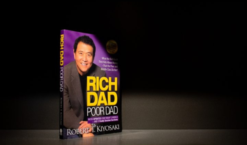 『金持ち父さん 貧乏父さん』著者、8月のビットコイン暴落予想に言及 世界的なベストセラー『金持ち父さん貧乏父さん』の著者として知られるロバート・キヨサキ氏がビットコインに対する強気の姿勢を示しました。同氏は8月にビットコイン（BTC）が大きく価格を下げた場合、ポジション量を2倍に増やすとコメントしています。 「8月のビットコインの呪い」とキヨサキ氏がコメントの中で表現する言葉は過去のビットコインの月次ベースのパフォーマンスから来ています。 Coinglassのデータによると、2022~2024年の3年間において8月は唯一、月次パフォーマンスがマイナスとなっていることがわかります。 月次毎のビットコインの価格パフォーマンス｜画像引用元：Coinglass さらに8月はリターンの中央値が他の月と比較して最も低くなっており、歴史的に下落傾向が強い月であることがわかります。この事実は多くの経験豊富なトレーダーやアナリストの間で広く認識されており、8月の市場動向に対する警戒感を高める一因となっています。 記事執筆時点、ビットコインは11万4600ドル台を推移しており大きな下落は見られていません。世界経済や仮想通貨市場の動向は毎年大きく変化するなか、8月のビットコインの値動きが過去に追随するかどうか引き続き注目が集まります。 国内仮想通貨取引所「OKJ」は、毎日・毎週・隔週・毎月のいずれかのプランで1,000円～200,000円からビットコイン (BTC) の積立購入サービスを提供しています。 現在、OKJの口座開設者は1,000円分のビットコインがもらえる限定キャンペーンが実施されています。すでにほかの取引所の口座を持っている方もぜひ登録しておきましょう。