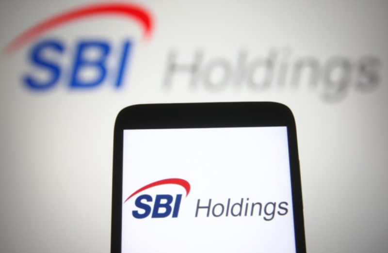 SBI、ビットコインとリップルのETF構想を発表 SBIホールディングスが暗号資産に関連する2つの新たな金融商品の構想を発表しました。 計画されているのは、金ETFと海外のビットコインETFを組み合わせた資産配分型の投資信託と、ビットコイン（BTC）およびリップル（XRP）に直接投資するETFの2種類です。 これらの商品は金の安定性と暗号資産の成長性を組み合わせたり、証券口座から暗号資産へ直接投資する機会を投資家に提供したりすることを目的としています。 ビットコイン、ETF売り圧を企業が吸収する新展開 ただし現在、日本では暗号資産を直接組み入れたETFや投資信託は認められていません。この計画は今後の法改正と金融庁の承認が前提となっており、SBIは規制緩和後に速やかに商品を提供できるよう準備を進めている段階です。 ビットコイン（$BTC）やリップル（$XRP）を買うなら「Bitget」 仮想通貨取引所Bitget（ビットゲット）では、$BTCや$XRPの現物取引やレバレッジ取引が可能となっています。