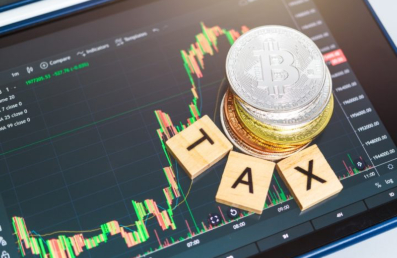 企業のBTC含み益、事実上の非課税に｜米IRSが新指針 米国財務省と内国歳入庁（IRS）は企業が保有するビットコインなどの暗号資産に関する税負担を大幅に軽減する新たな指針を発表しました。 9月30日に公表されたこのガイダンスは未実現利益に対する法人代替ミニマム税（CAMT）の適用方法を明確にするもので、企業の税務上の不確実性を取り除く重要な一歩となります。 法人代替ミニマム税（CAMT）は年間平均10億ドル以上の利益を計上する大企業に課される15%の最低税率です。これまでのルールでは企業が売却していない暗号資産の含み益（未実現利益）が課税対象に含まれるかどうかが不明確で、巨額の税金が発生する懸念がありました。 メタプラネット、業績予想を上方修正｜売上2倍でBTC戦略加速か 今回の新指針により企業は税額計算の基礎となる所得からこれらの未実現利益を除外することが認められ、事実上保有する暗号資産の含み益が非課税となります。 この変更は64万BTC以上を保有するストラテジー社のような企業にとって特に大きな意味を持ちます。同社は2025年1月から保有するビットコイン（BTC）を公正価値で評価する会計基準を採用しており、未実現利益が毎四半期の純利益に計上されます。 新指針がなければ2026年にもCAMTの対象となり数十億ドル規模の税負担が生じると見られていました。しかし、今回の決定によりそのリスクは解消され同社の準備資産としてビットコインを長期保有する戦略が後押しされることになります。 総額30億円相当の仮想通貨が完全無料でもらえるイベントが開始されました。前回大好評だった「SoSoValue」が第2弾となる$SOSO配布を来年第1四半期に実施すると発表。参加タスクはチェックインやXフォロー、動画視聴など簡単なものばかりです。 早く始めるほど多くの$SOSOを獲得できるチャンスが増えるため、すでに多くの参加者が毎日ポイントを貯め始めています。完全無料で参加できるこの機会をお見逃しなく！