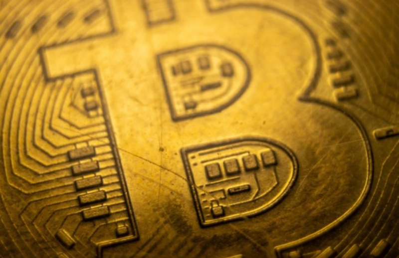 「金よりBTC」伝説の投資家が断言。その根拠とは 著名なヘッジファンドマネージャーであるポール・チューダー・ジョーンズ（Paul Tudor Jones）氏は、インフレヘッジとしての資産として伝統的な安全資産である金よりもビットコイン（BTC）を選好する考えを改めて示しました。 ジョーンズ氏は米CNBCの番組に出演し、金融緩和と財政拡大が続く現在のマクロ経済環境においてビットコインの供給量が固定されている点と分散型の性質が金に対する強みになると説明。また、ビットコインの魅力は単なる投機的なものではなく、ポートフォリオの分散やインフレへの備えとして重要性が増していると語りました。 あなたの資産は大丈夫？BTC最高値更新が暴く「通貨崩壊」の現実 同氏は自身が運用するポートフォリオに占める暗号資産の割合が「一桁台」であることを明かしています。その上で世界がますますデジタル化へ移行する構造的な流れの中でビットコインは非常に魅力的であり、他の全ての資産クラスを上回る成果を出す可能性があるとの見方を示しました。 ジョーンズ氏はウォール街の主要人物の中で早期にビットコインを公に支持した一人として知られています。2020年に中央銀行による大規模な金融緩和策が実施される中で、初めてビットコインへの投資を公表しました。現在、ビットコイン価格は12万5000ドルを超える高値で取引されています。 前回大好評だった「SoSoValue」の$SOSO配布キャンペーン第2弾（総額約30億円）が2026年第1四半期に実施されます。参加タスクはチェックインやXフォロー、動画視聴など簡単なものばかりです。 早く始めるほど多くのEXPポイント（後に$SOSOを獲得可能）が得られるチャンスが増えるため、すでに多くの参加者が毎日ポイントを貯め始めています。完全無料で参加できるこの機会をお見逃しなく！