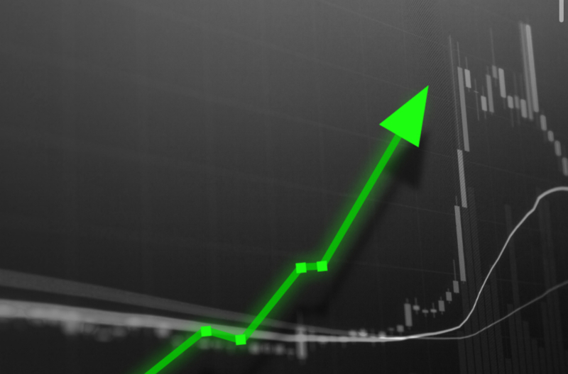 仮想通貨で今大注目の3つの分野｜1ヶ月で価格5倍超えも 仮想通貨市場で3つのセクターが強い勢いを見せています。プライバシーコイン、Hyperliquid（分散型取引所）関連、そしてx402関連です。 プライバシーコインセクターではリーダー銘柄のZcash ($ZEC) が上昇しており、直近1ヶ月では+530%のパフォーマンスを見せています。背景には規制環境の改善や金融主権、分散化といったテーマへの関心の高まりがあると見られています。同分野の関連銘柄として、DASH、RAILなどが注目されています。 Hyperliquid関連ではHIP-3が大きな話題となっています。HIP-3（Hyperliquid Improvement Proposal 3）は、Hyperliquidプロトコルの重要なアップグレードで、誰でも永続的先物市場をパーミッションレスで作成できる機能を実装します。 SEDA Protocol（$SEDA）は、過去1ヶ月で404%という驚異的な上昇を記録。HIP-3統合により、SEDAはHyperliquid上の全先物市場にオラクルサービスを提供し、データリクエストごとにトークンがバーンされる仕組みが導入されます。SEDAの共同創業者は「私たちはDAT（Decentralized Asset Trading）上で$MSTR（ストラテジー社の株式）のロング・ショートポジションを可能にする永続先物を準備している」と述べ、従来の金融商品をブロックチェーン上で取引可能にする野心的な計画を明らかにしました。 x402セクターは最も爆発的な成長を見せています。x402関連通貨の時価総額は10月27日時点で1200億円に達し、24時間で354%増という驚異的な成長を記録しました。 PayAI Networkの$PAYAIトークンは直近24時間で70%の高騰を見せ時価総額6000万ドルを一時突破しました。Coinbaseが開発したx402技術はAIエージェント間の即座な決済を可能にし、クレジットカードやAPIキーといった従来の障壁を取り除きます。 これら3セクターの急騰からプライバシー技術の進化、DeFiインフラの成熟、AIエージェント経済の実用化という明確なトレンドが垣間見えます。 Triaカードは世界中どこでも決済が可能な仮想通貨クレジットカード（約3000円〜）で、驚愕の最大6%が仮想通貨でキャッシュバックされます。さらに、予定されている仮想通貨の無料配布では先行登録者に大きなチャンスも！！ 面倒な審査は不要です。現在、期間限定の割引セール中なので是非この機会に登録しておきましょう。（登録に必要なアクセスコード：MWVJXJ6475）