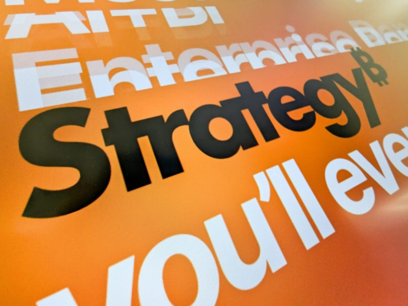 「売却してない、購入中」セイラー氏がBTC売却の噂を一蹴 ストラテジー社の会長マイケル・セイラー氏は、同社がビットコイン（BTC）の保有分を売却したとの噂を強く否定しました。 セイラー氏はCNBCの番組で「我々は購入しています。実際、かなりの量を購入中です。次の購入については月曜朝に報告します」と語りました。一方で同氏はXに、タイタニック号が沈む背景のAI画像を投稿し、一部からは相反するメッセージだとの見方もありました。 この噂は、とあるXアカウントがArkhamデータを引用し、マイクロストラテジーの保有量が約48万4000BTCから約43万7000BTCに減少したと報告したことが発端です。 しかし、Arkham側はこの投稿に反論しました。同社は定期的なウォレットやカストディアン（のローテーションを指摘し、今回の動きはその一環の可能性が高いと説明しました。 米国証券取引委員会（SEC）への11月10日付の提出書類では、同社は最近487BTCを約4990万ドルで購入しました。総保有量は64万1692BTCに達しています。 前回大好評だった「SoSoValue」の$SOSO配布キャンペーン第2弾（総額約30億円）が2026年第1四半期に実施されます。参加タスクはチェックインやXフォロー、動画視聴など簡単なものばかりです。 早く始めるほど多くのEXPポイント（後に$SOSOを獲得可能）が得られるチャンスが増えるため、すでに多くの参加者が毎日ポイントを貯め始めています。完全無料で参加できるこの機会をお見逃しなく！