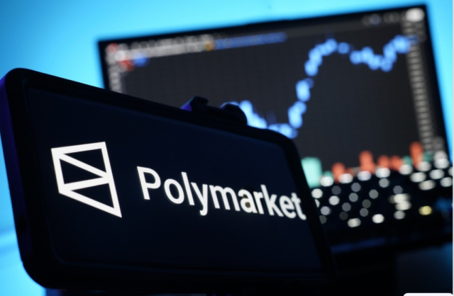 証拠なしで「YES」？ポリマーケットUFO市場で市場操作の疑い 分散型予測市場ポリマーケット（Polymarket）が市場の信頼性を揺るがす局面に立たされています。 トランプ政権によるUFO関連文書の機密解除の有無を問う賭けにおいて、公的な証拠が一切確認されていないにもかかわらず、「YES（解除された）」という判定が下されたためです。約1,600万ドル規模のこの市場では大口保有者（クジラ）による強引な投票行動が結果を左右したとの批判が高まっています。 判定の経緯には不透明な点が指摘。2025年12月10日未明、判定直前に99セント付近での大量購入が発生し、その後外部オラクルであるUMAのトークン保有者による投票を経て「YES」が確定しました。 しかし、国立公文書館やホワイトハウスからの公式な機密解除命令は発表されていません。確認されたのは国防総省による通常の画像公開のみでありこれは市場の定義する「機密解除」には当たらないとの見方が一般的です。 コミュニティからはこの結果に対して「詐欺である」との激しい反発が起きています。事実に基づかない裁定がトークン保有量に基づく投票力（ガバナンス）によって正当化されたことに対し、「プルーフ・オブ・ホエール（クジラの証明）」であるとの皮肉も聞かれます。 価格変動を狙った取引とは異なり事後的なガバナンスによる結果の操作は、予測市場の根本的な信頼を損なう行為として問題視されています。 今回の騒動はオラクルシステムの構造的な脆弱性を浮き彫りにしました。今後は判定基準となる一次情報の厳格化や少数による操作を防ぐメカニズムの導入など多くの議論が巻き起こるかもしれません。