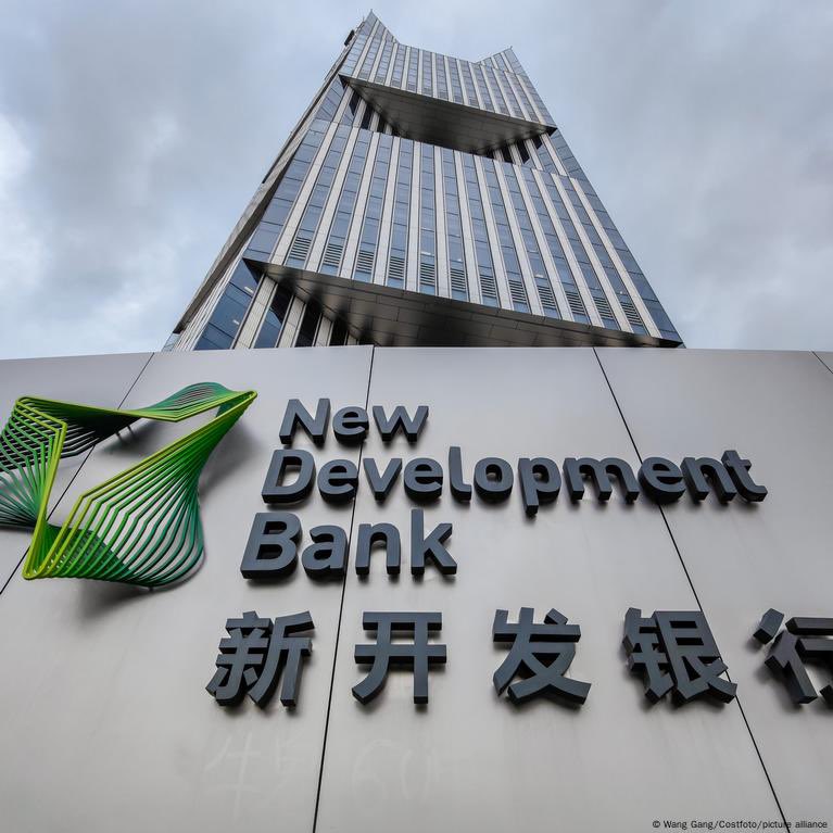 chinese-president-xi-jinping-visits-brics-new-development-bank-in-shanghai