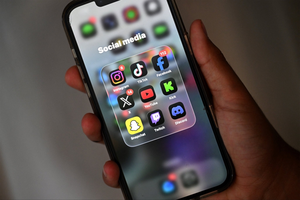 uk-considers-banning-social-media-for-teens-under-16