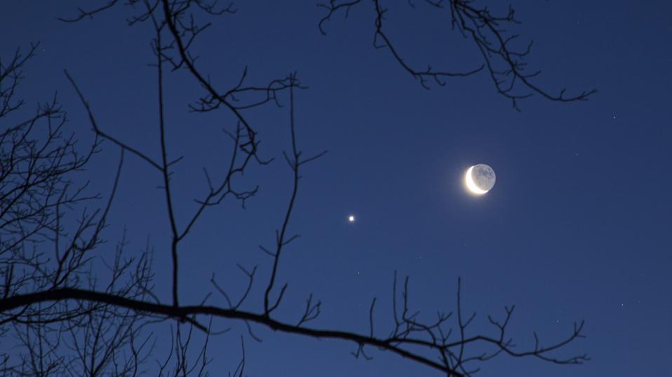 dont-miss-venus-and-a-crescent-moon-sparkle-after-sunset-this-weekend