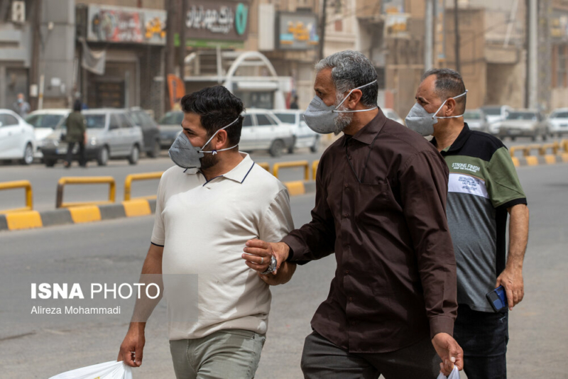 گرد و غبار در اهواز ۶۷ برابر حدمجاز ‏با وقوع گرد و غبار شدید در سراسر ⁧‫خوزستان‬⁩ در پی ورود توده خاک از عراق و عربستان به کشور، میزان غلظت آلاینده‌ها سه شنبه ۲۶ فروردین در اهواز حدود ۶۷ برابر حد مجاز شد.