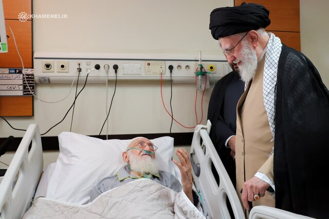 رهبر انقلاب عصر امروز با حضور در یکی از بیمارستان‌های تهران، از آیت‌الله نوری همدانی عیادت کردند و از نزدیک در جریان روند درمان ایشان قرار گرفتند