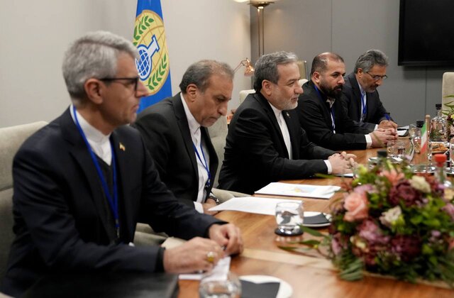 ‏عراقچی: تحریم‌های غیرقانونی و ظالمانه علیه ایران جنایت علیه بشریت محسوب می‌شوند و طرف‌های تحریم‌کننده و اجراکنندگان تحریم‌ها باید به‌خاطر ارتکاب این جنایت بازخواست شوند