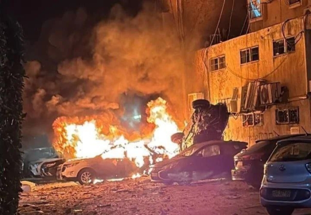 ‏موشک‌های ایرانی تل‌آویو را در هم کوبید؛ رسانه‌های اسرائیلی: آژیرهای هشدار بار دیگر در تل‌آویو، بنی‌براک، بئرالسبع، نقب، دیمونا و اطراف بحرالمیت به صدا درآمد و انفجارها، آتش‌سوزی‌های شدید و سقوط قطعات موشک گزارش شد