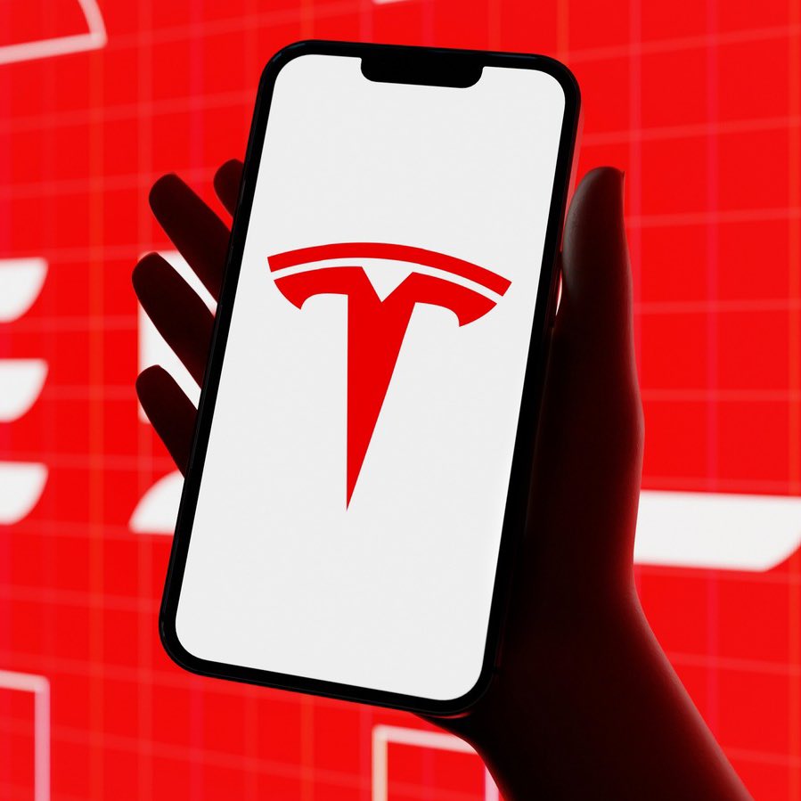 just-in-cathie-wood-predicts-tsla-to-reach-2600-by-2030